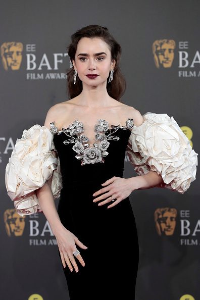 Lily Collins sur le tapis rouge des BAFTA Awards 2024
