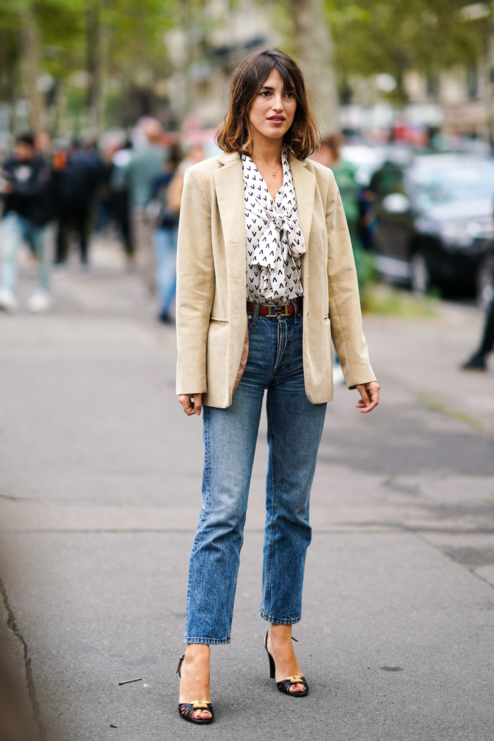 Jeanne Damas dans une chemise avec un nœud au cou.