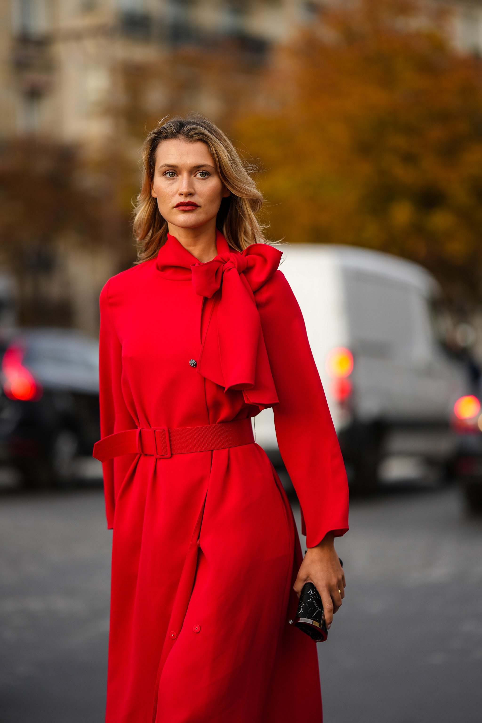 Blouse avec nœud pour un look invité en rouge.