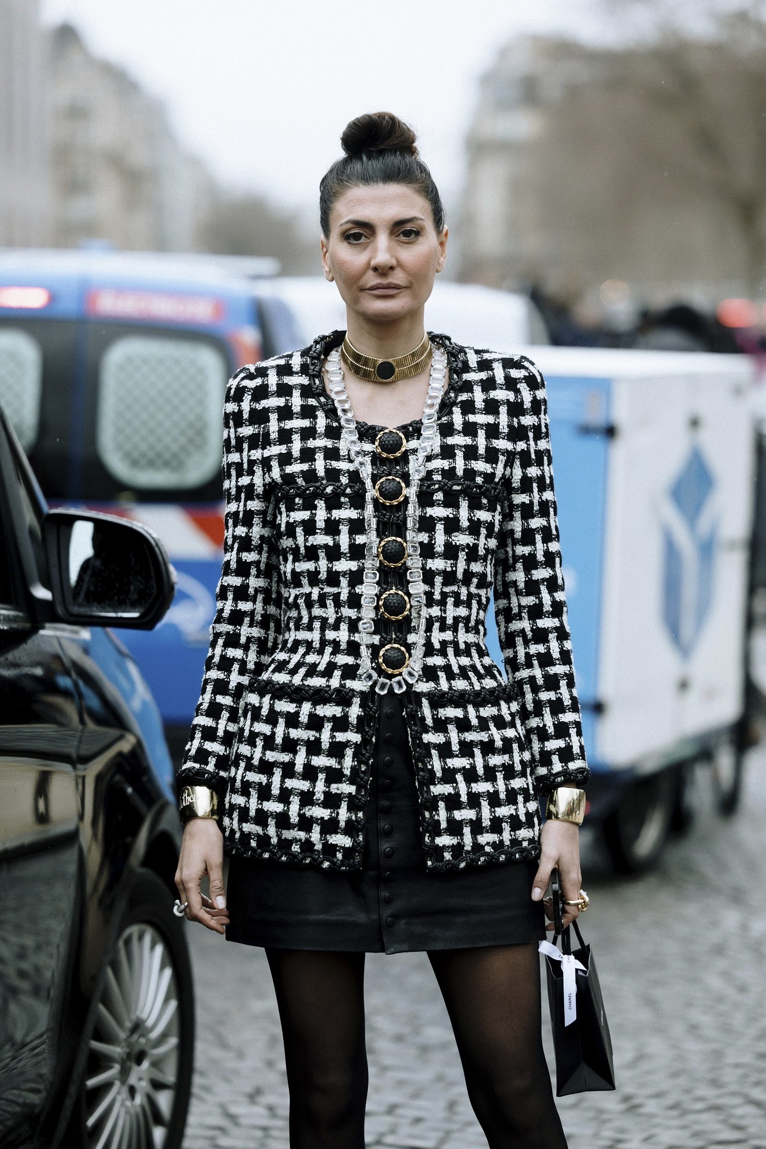 Giovanna Battaglia dans une veste Chanel ajustée.