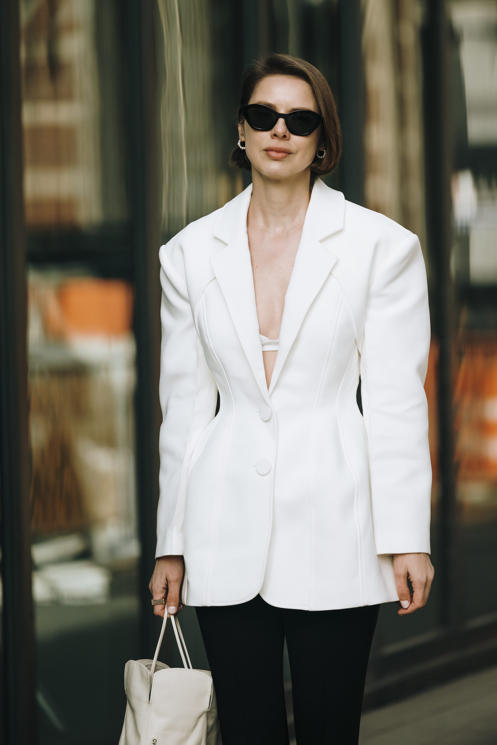 Blazer ajusté surdimensionné avec un pantalon noir.