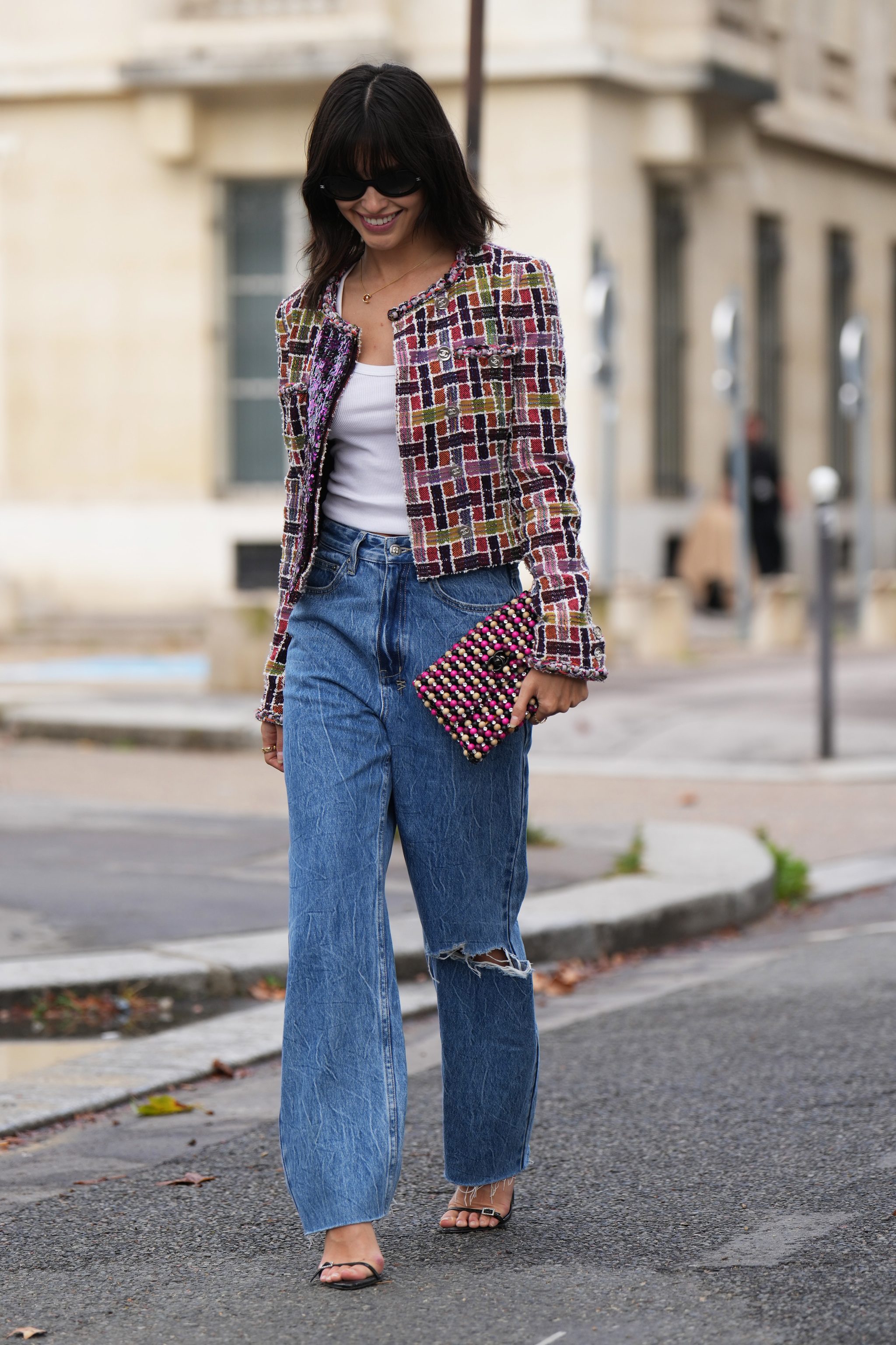 À porter avec une veste courte, un vêtement capable de transformer les looks du quotidien.