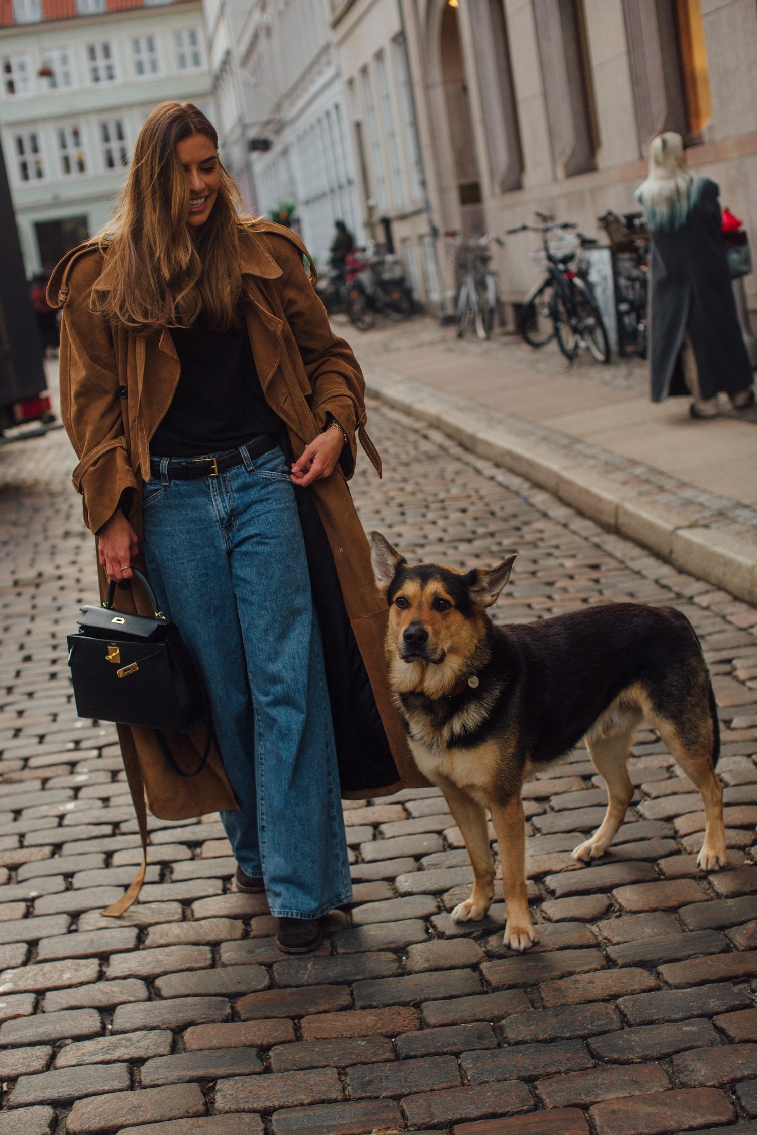 Jean bleu avec trench-coat en daim marron