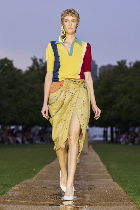 Look avec un polo doré au défilé de la collection Prabal Gurung