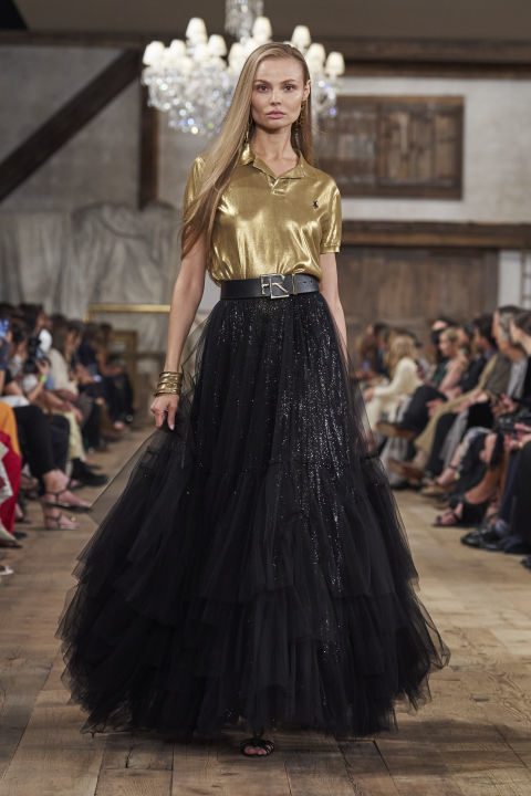 Look avec un polo doré au défilé de la collection Ralph Lauren