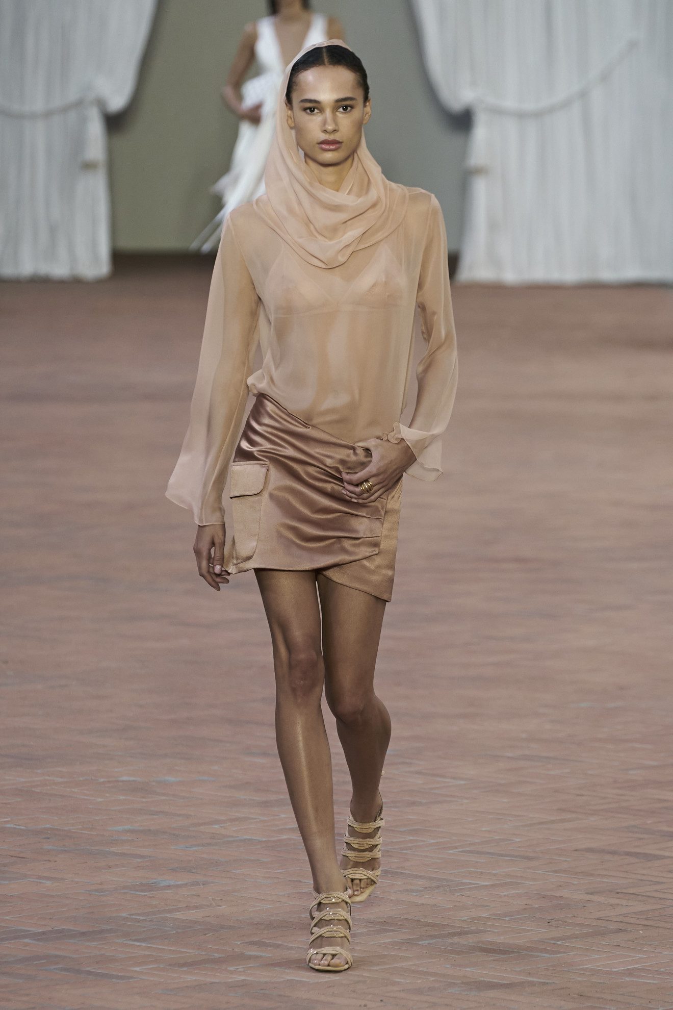 Chez Ferretti, nous voyons des jupes en satin en version mini.