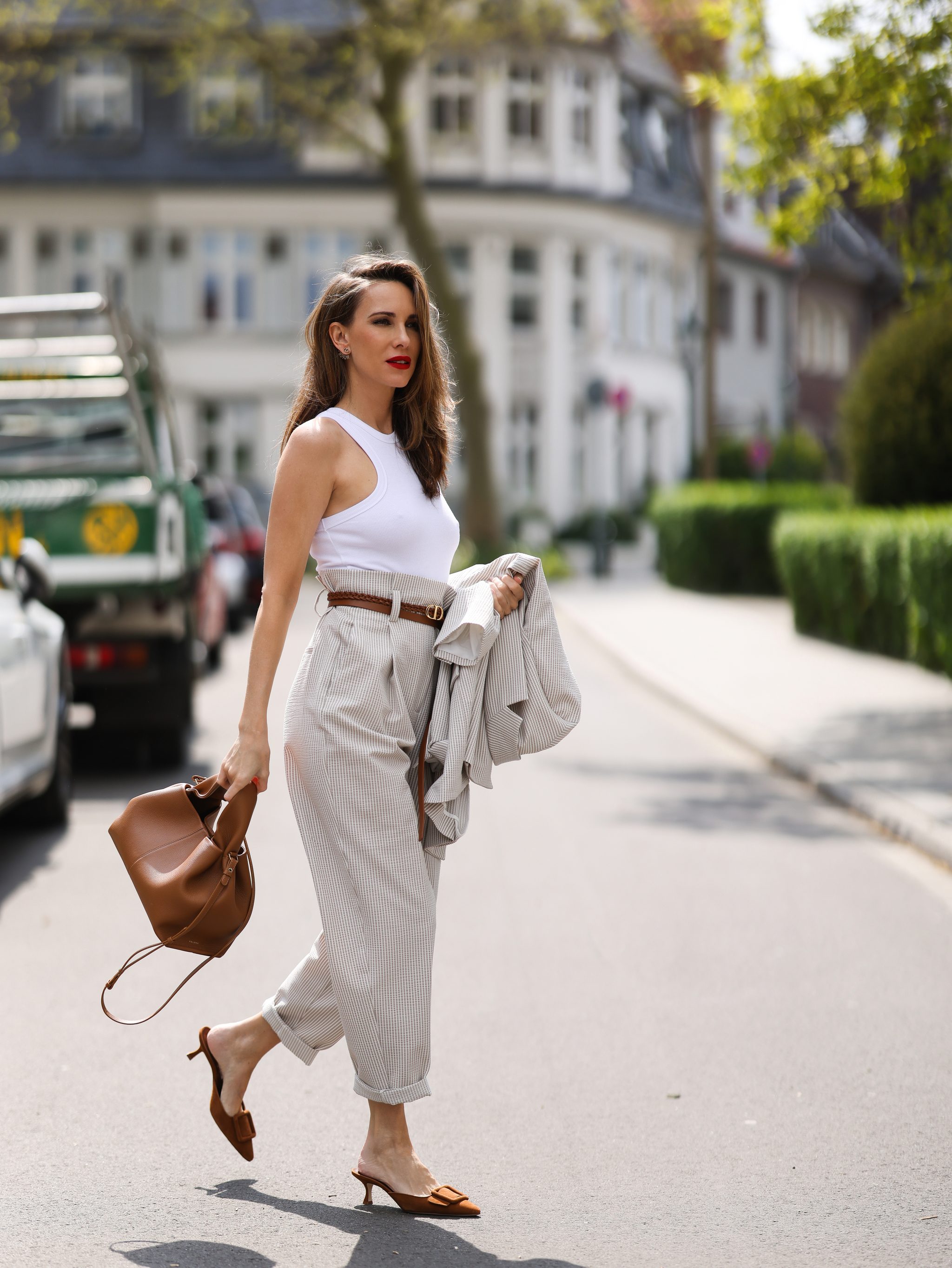 Alexandra Lapp avec des mules Manolo Blahnik