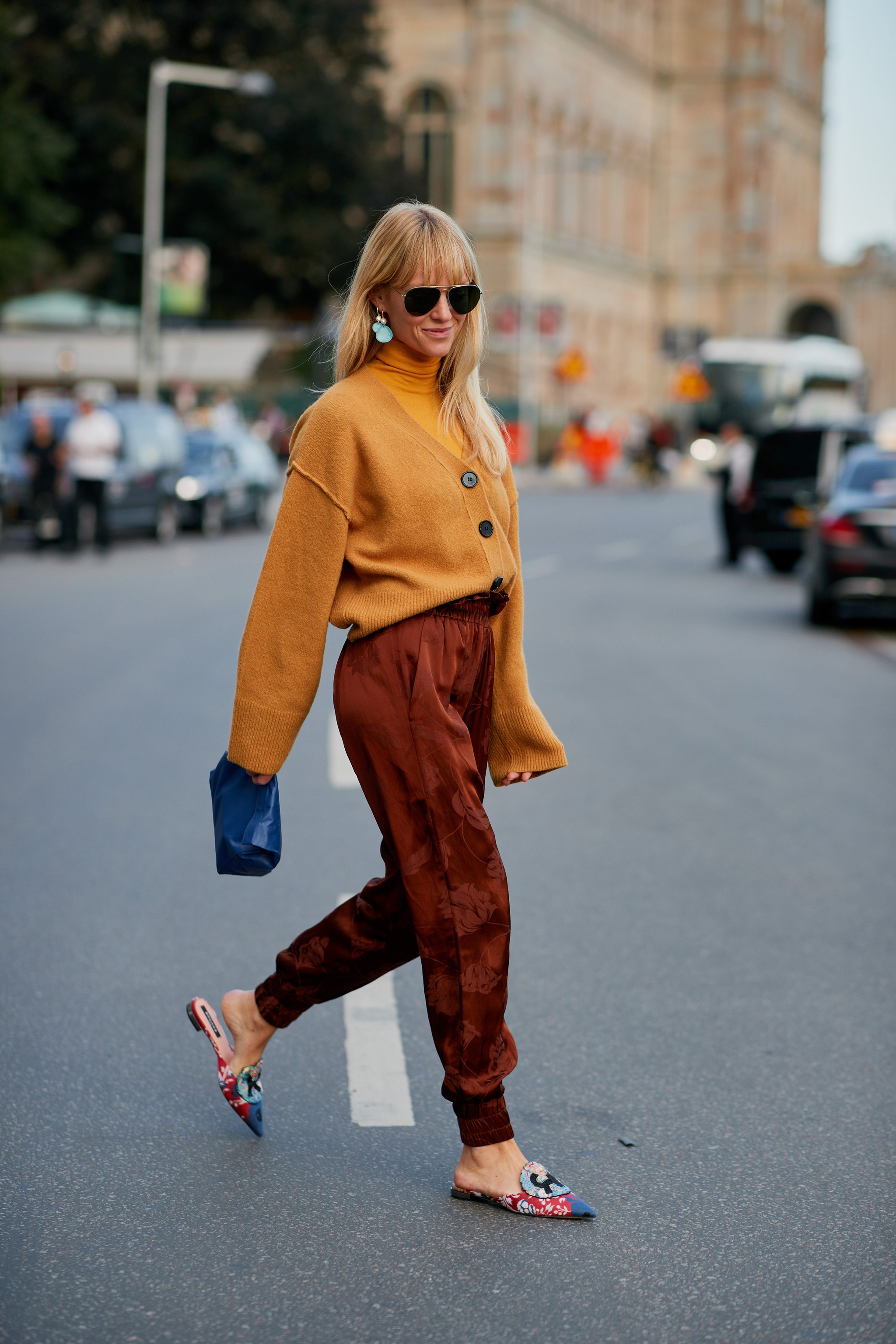 Les chaussures des années 90 sont de retour : optez pour des mules plates.