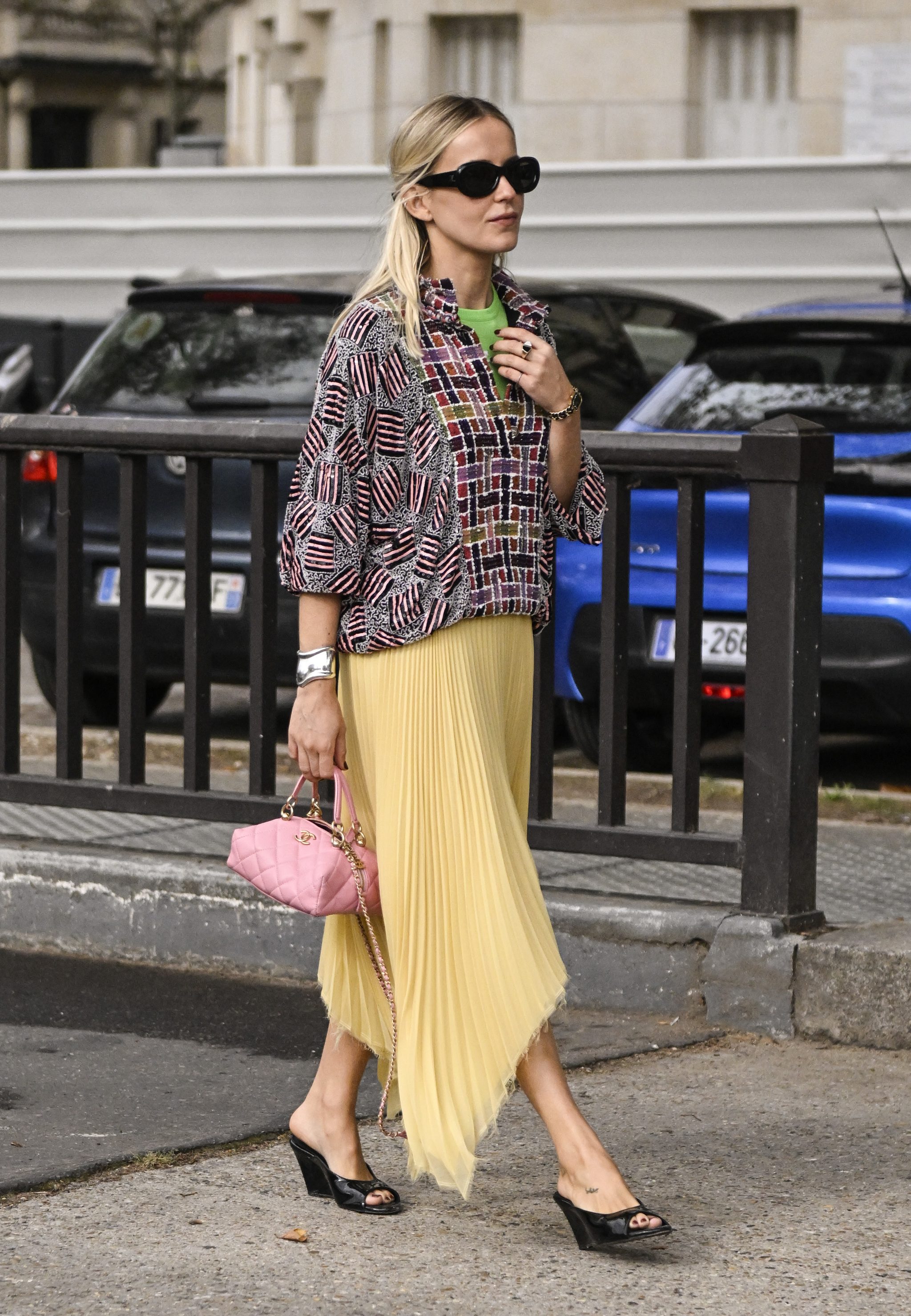 Les chaussures des années 90 sont de retour : look avec des mules noires type sandales.