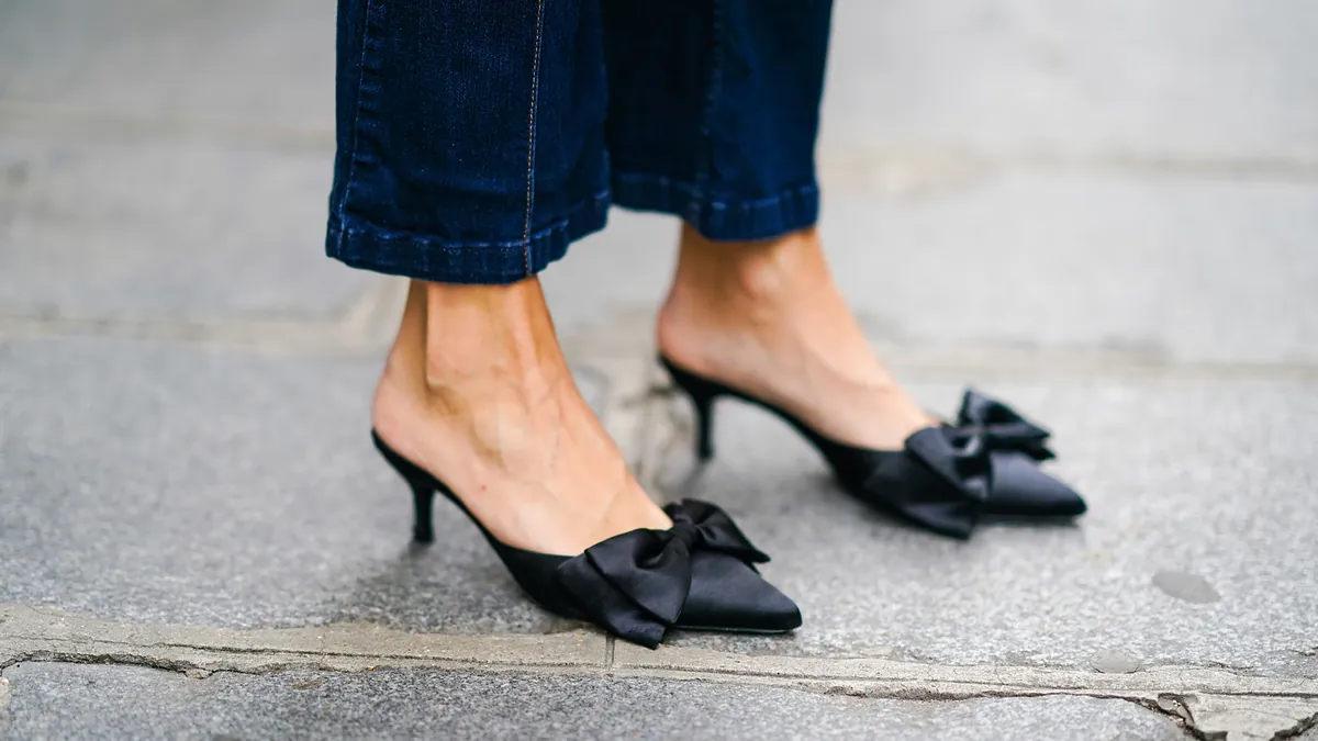 Les chaussures des années 90 sont de retour, elles sont l'essence du luxe silencieux et voici leur manuel d'utilisation