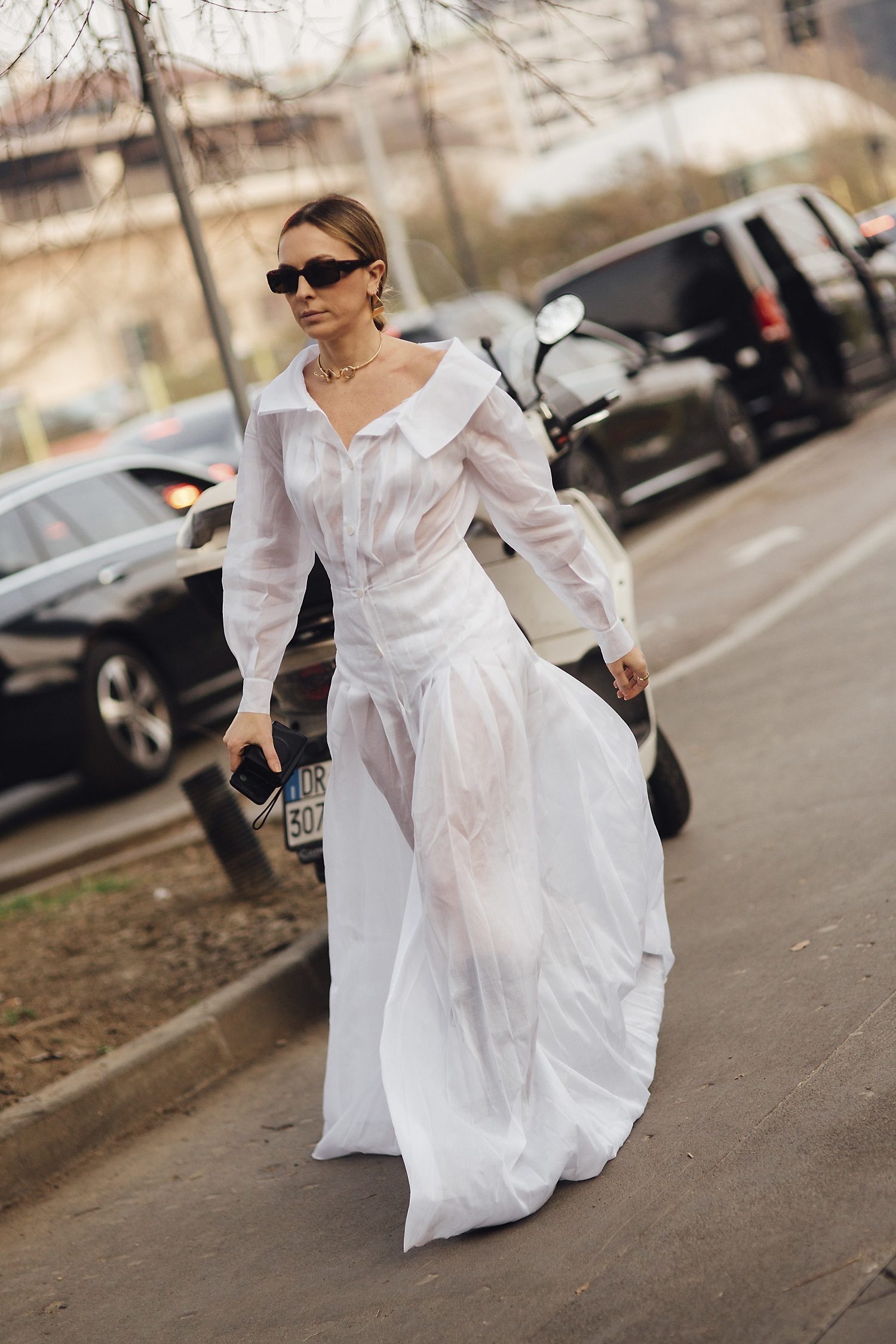 Robe blanche à col chemise avec transparences.