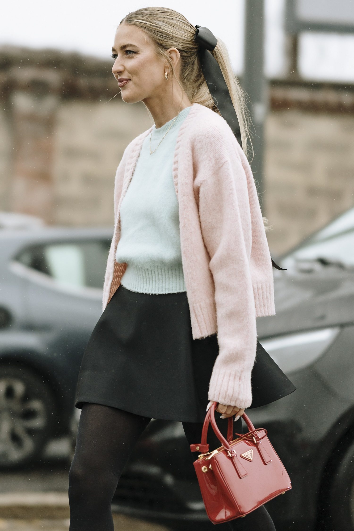Twinset aux couleurs pastel avec mini et nœud dans les cheveux.