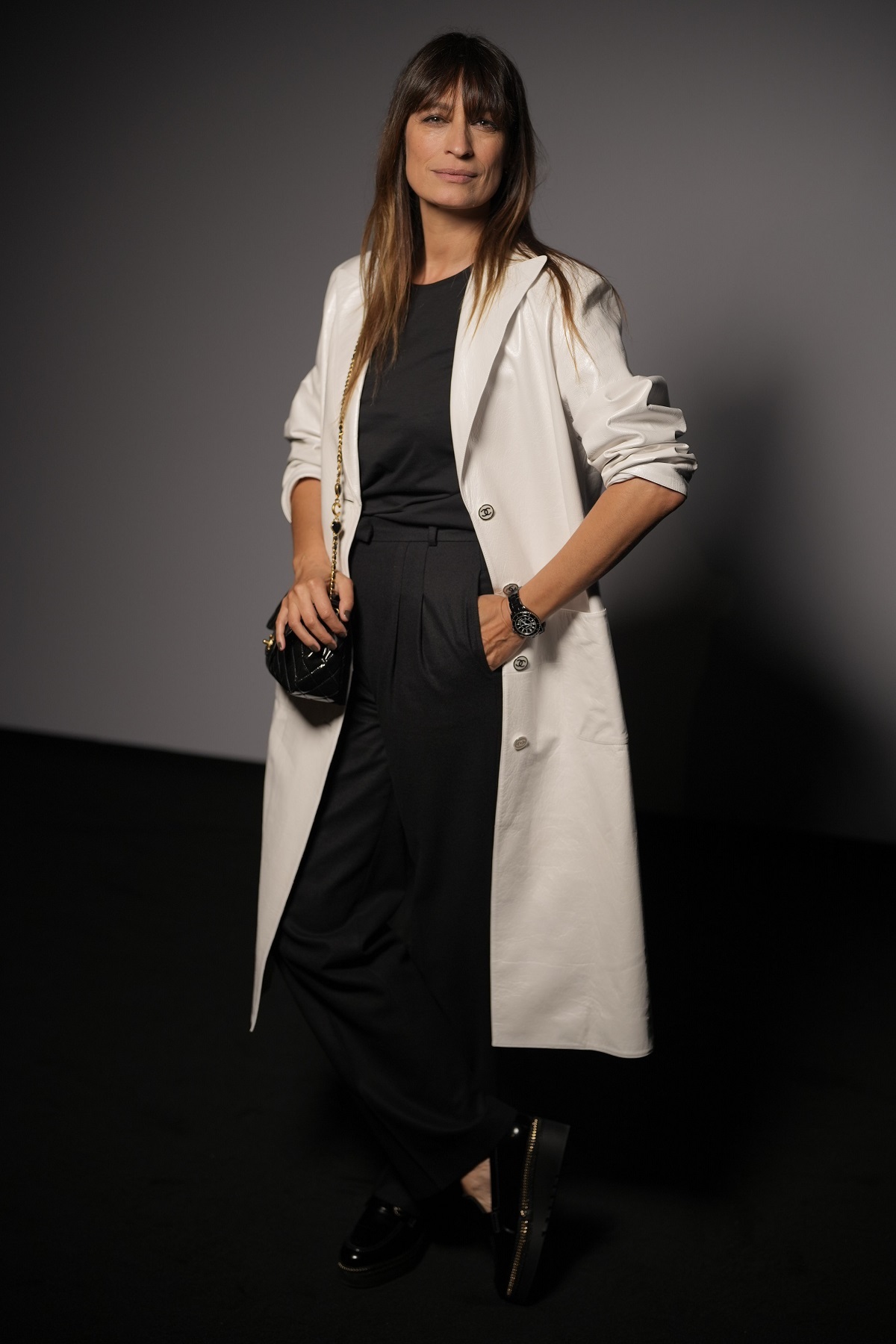 Caroline de Maigret en trench-coat.