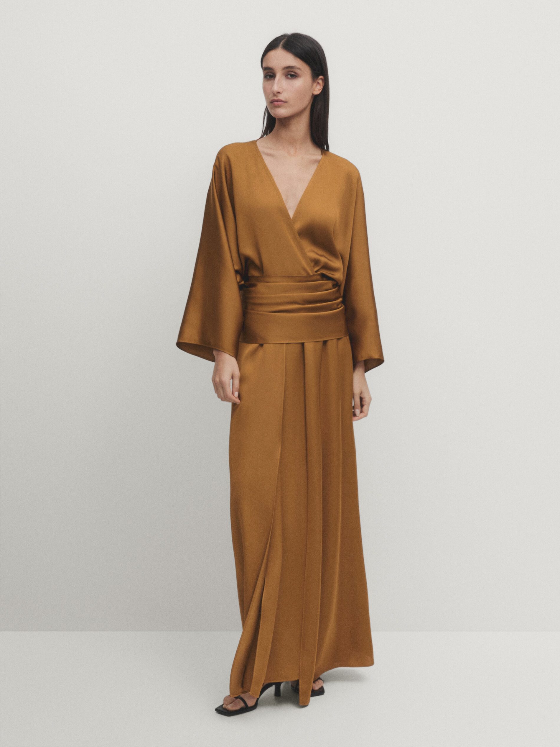 Robe Massimo Dutti, parfaite pour un mariage en soirée combinée à un sac de fête spécial.