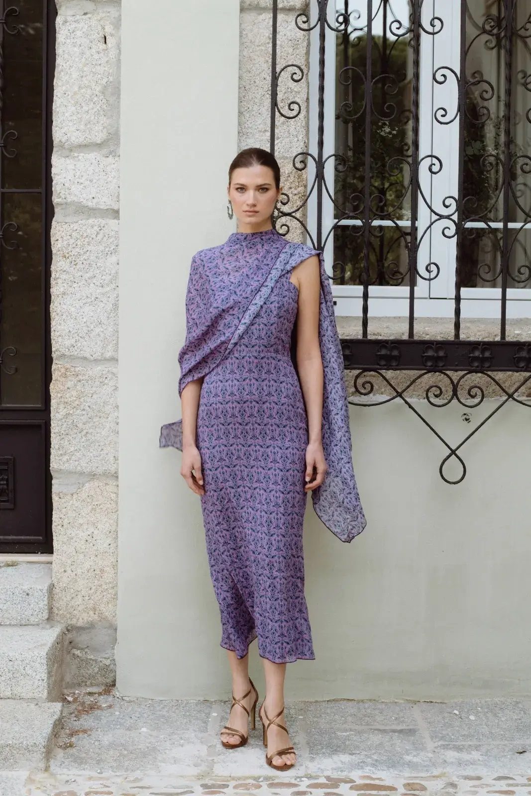 La robe parfaite à combiner avec un sac à plumes, ce modèle