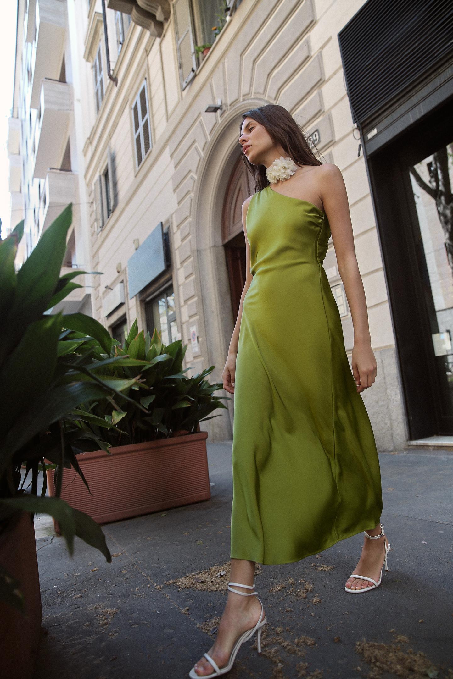 Robe Zara pour les looks invités du printemps, on l'aime associée à un sac fan Zahati