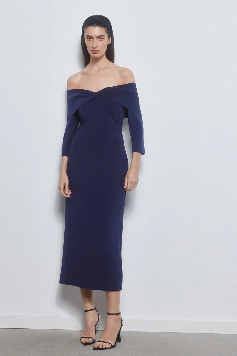 Robe bleu marine de Pedro del Hierro, idéale pour un événement printanier associée à un sac de fête
