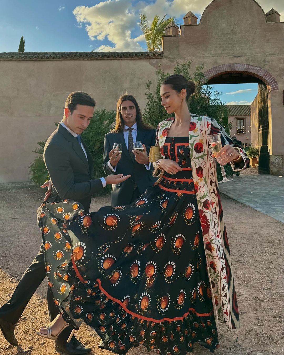 Les sandales dorées, l'accessoire préféré des invités élégants comme Roc