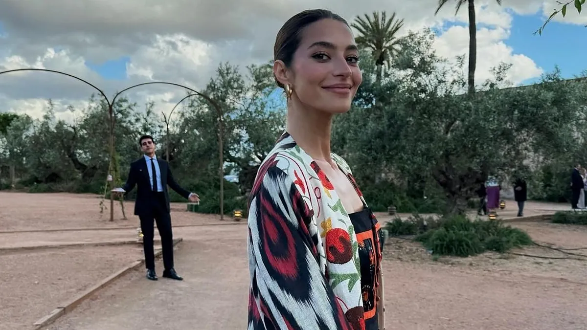 Notre invitée préférée du week-end associe une belle robe bohème à des sandales dorées