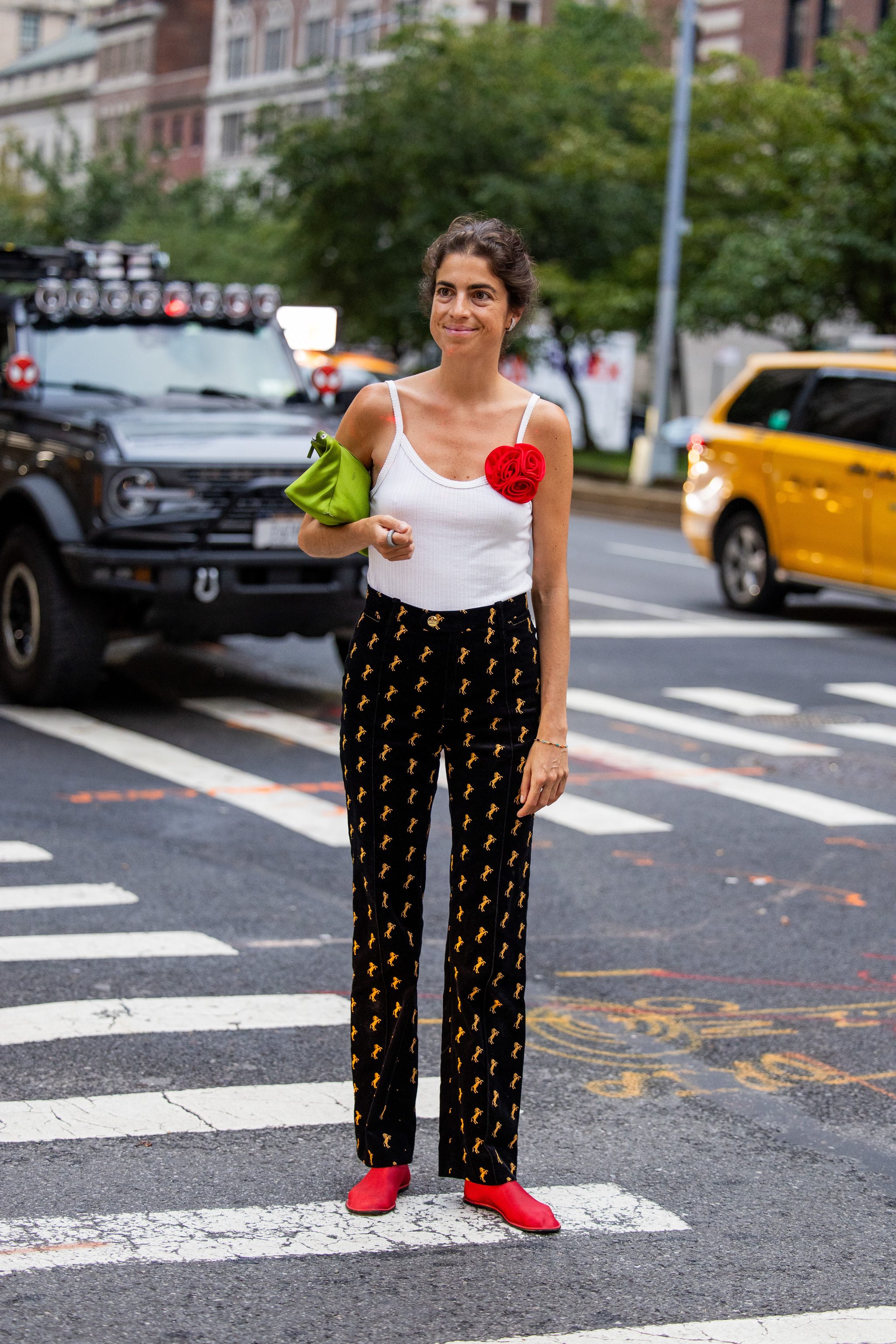 Leandra Medine avec une fleur comme broche.