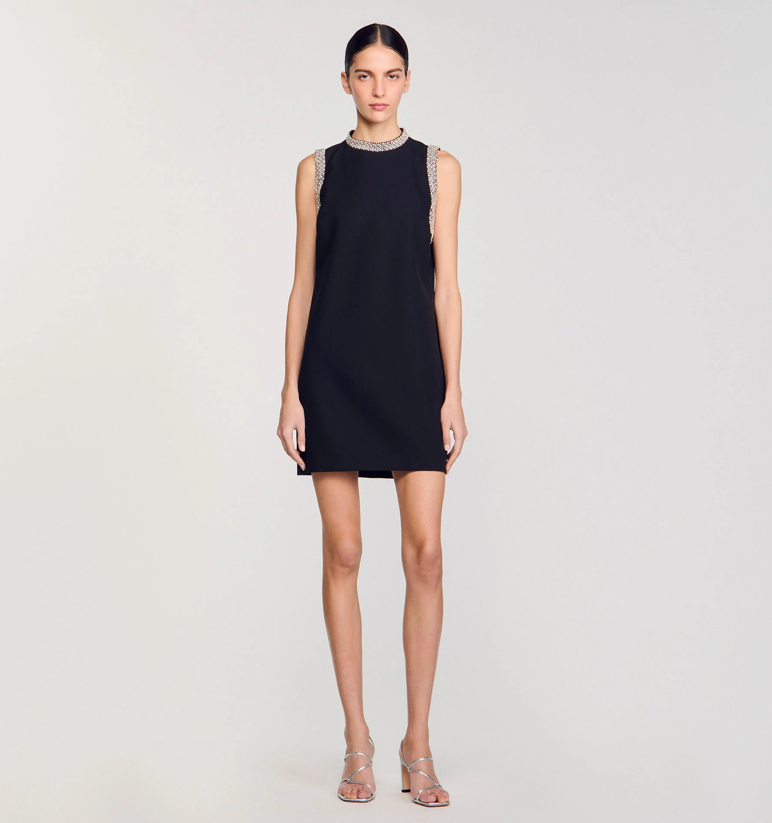 Robe noire avec des détails Sandro Strass (345 euros).