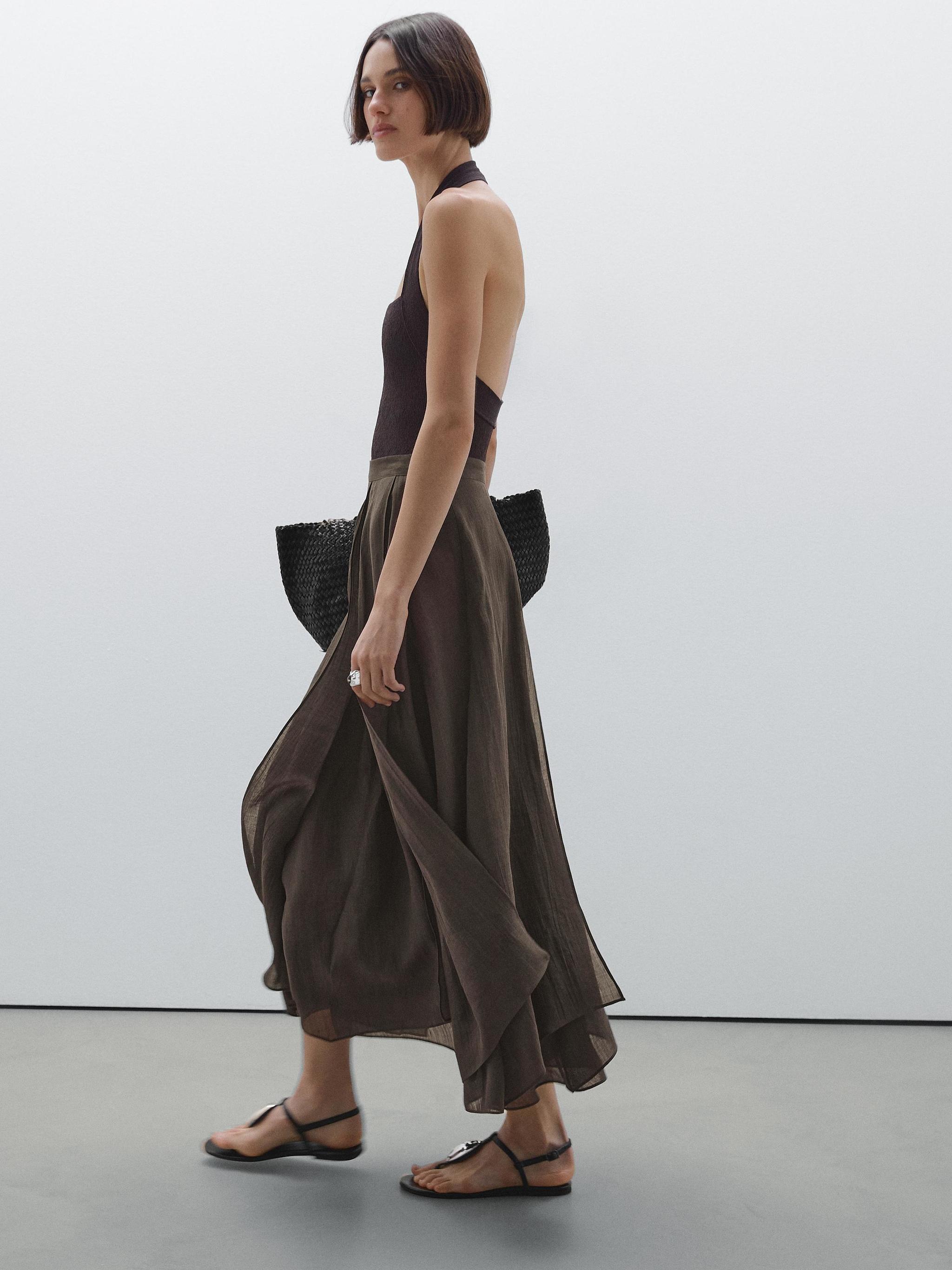Jupe asymétrique et vaporeuse de Massimo Dutti.