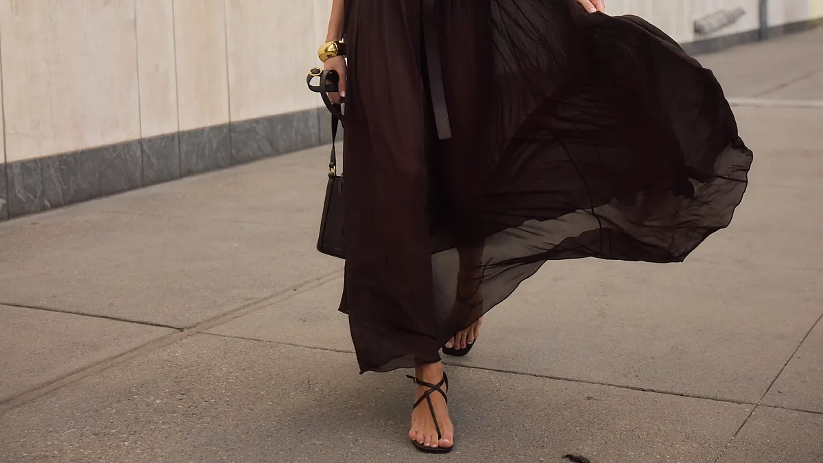 Cette jupe Massimo Dutti est la seule chose que vous devez mettre dans votre valise de la semaine sainte