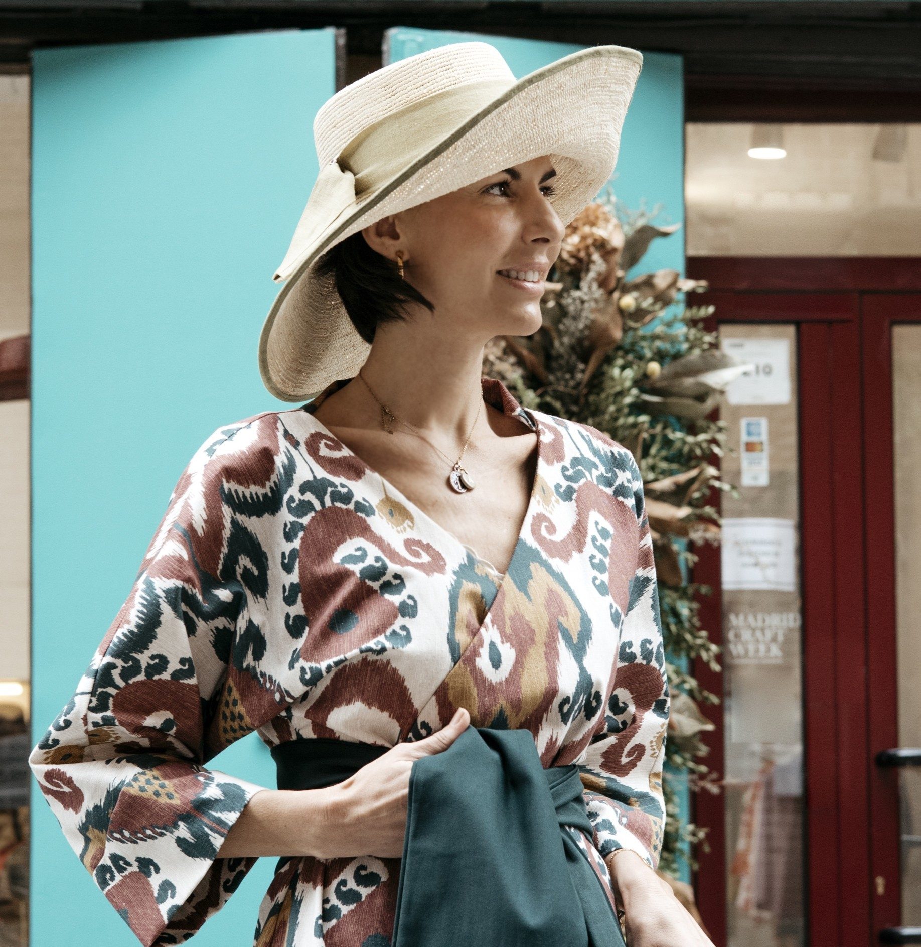 Alexia Álvarez de Toledo avec l'un de ses chapeaux d'été asymétriques de la nouvelle collection.