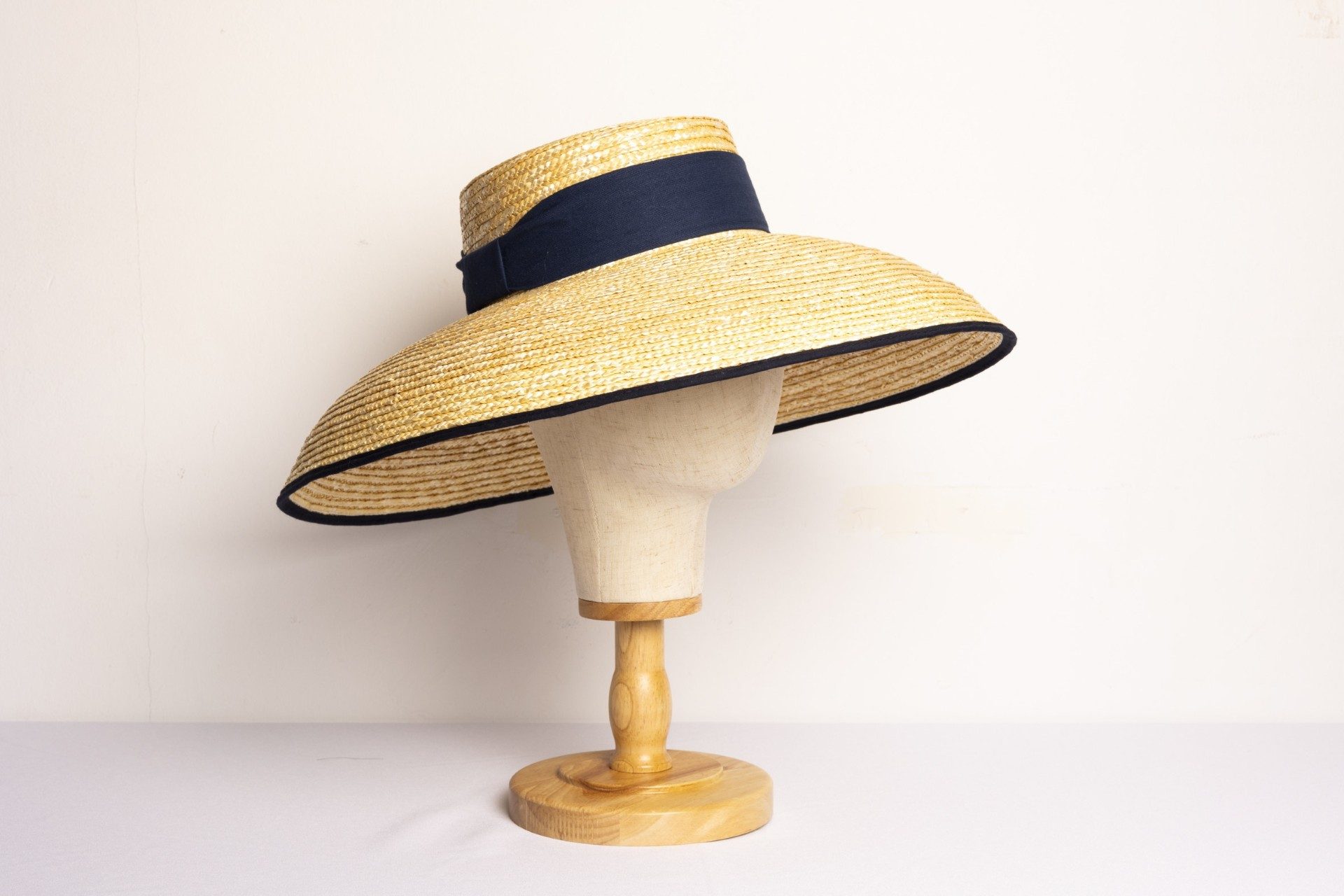 Chapeau audrey de paille avec ruban de la marine par Alexia Álvarez de Toledo (155 euros).