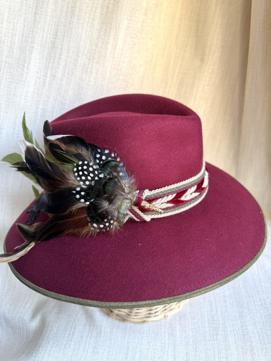 Chapeau hivernal bordeaux et pointe verte d'Alexia Álvarez de Toledo (135 euros).