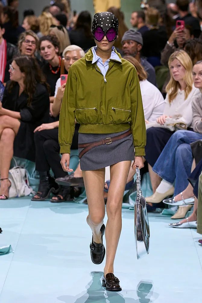 Bomber vert olive du défilé de printemps de Prada 2025.