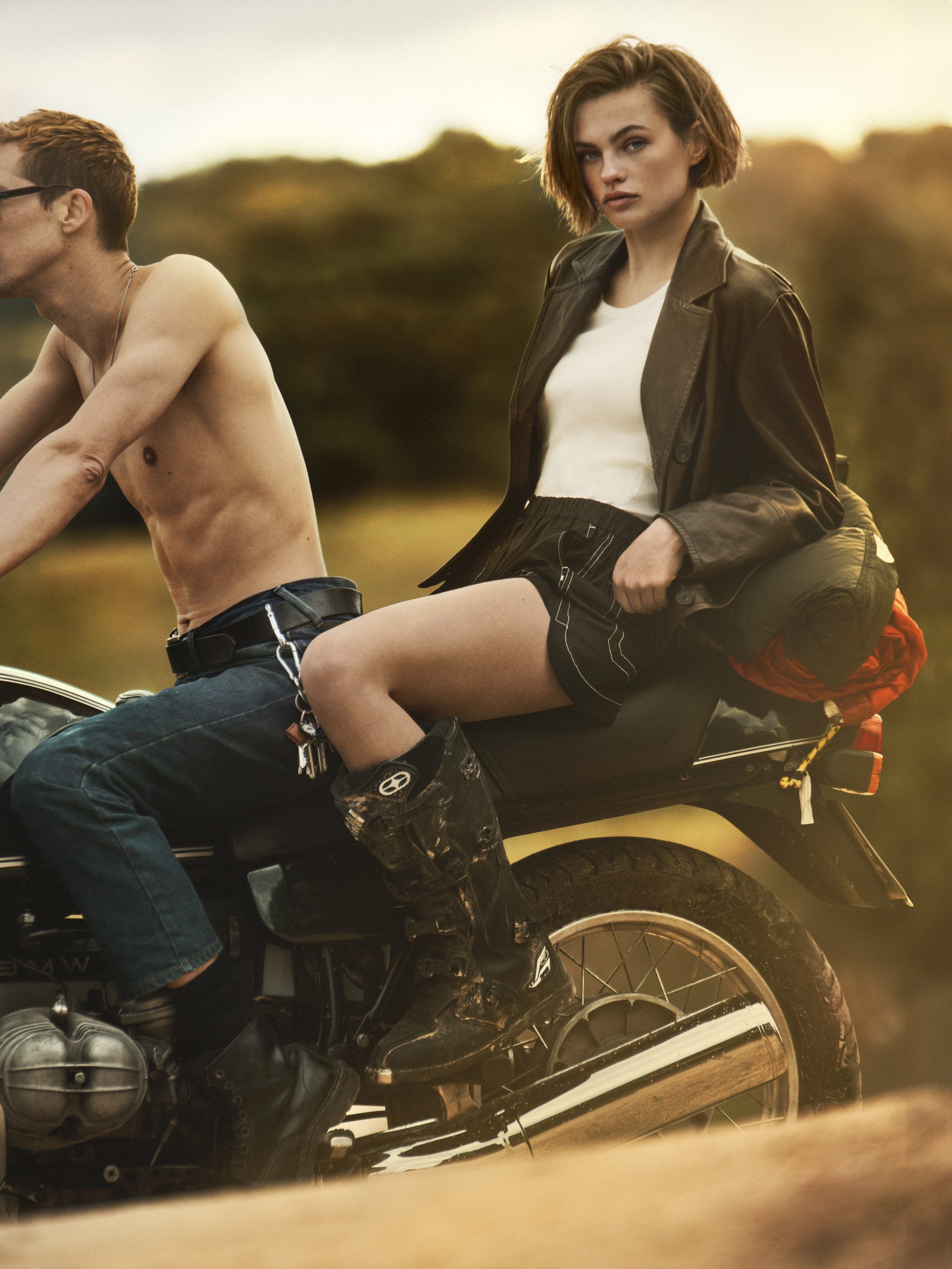 Veste en cuir Max Mara Weekends, coton T -Shirt avec accolades, tintoretto pour El Corte Inglés et shorts noirs avec des coutures SportMax.