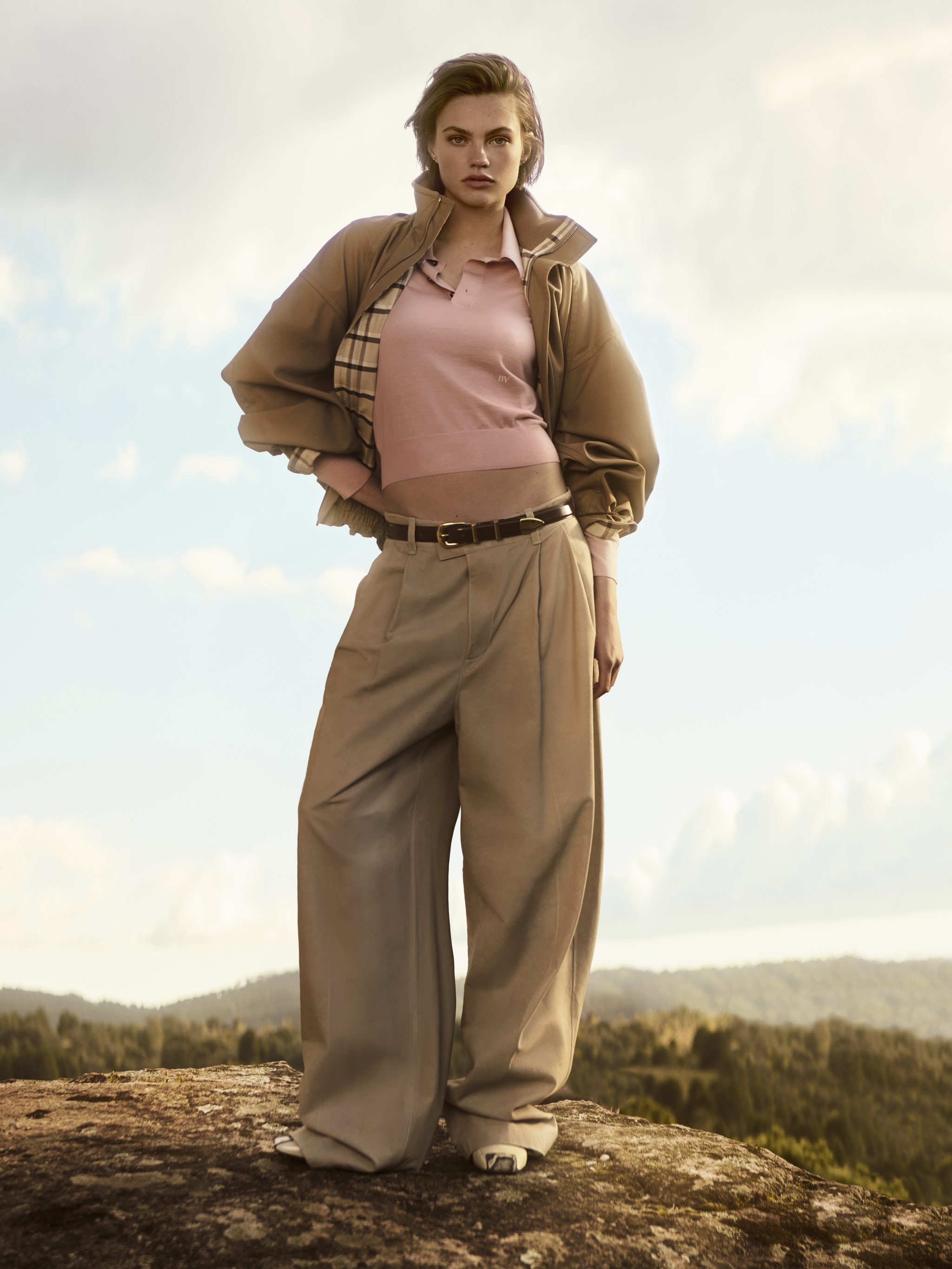 Coton Bomber Hunter, Fine Point Jersey en rose poussiéreux, dirts avec pincettes et bottines, toutes de Bottega Veneta. Ceinture en cuir, Céline.
