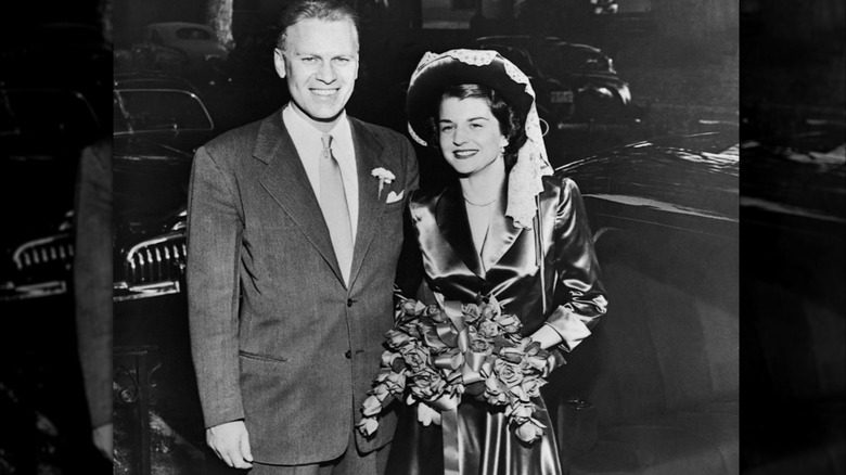 Gerald Ford et Betty Ford sourient le jour de leur mariage