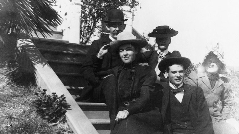 Herbert Hoover et son épouse Lou Henry sont assis sur le porche en famille le jour de leur mariage