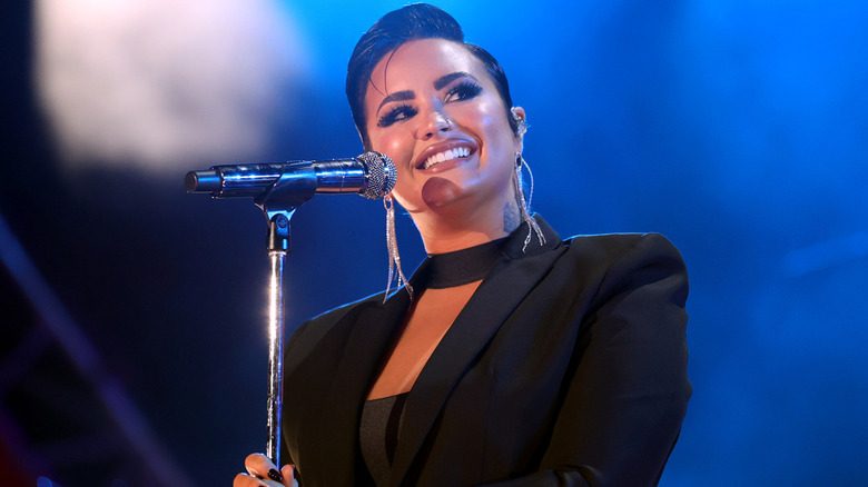 Demi Lovato se produisant avec des cheveux courts