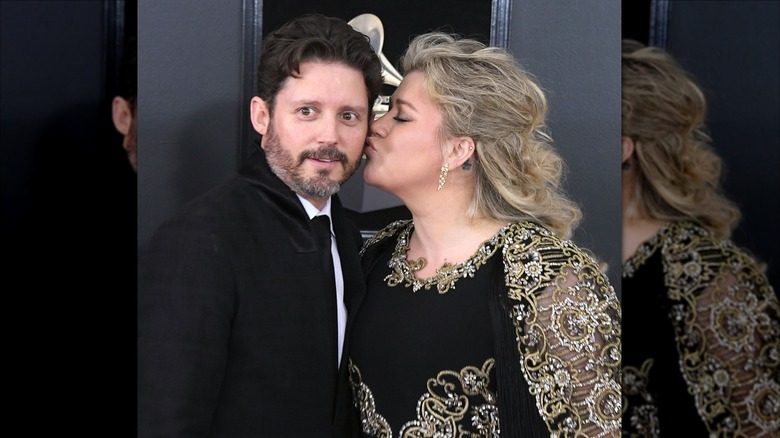 Kelly Clarkson embrassant Brandon Blackstock