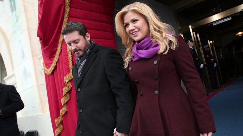 Brandon Blackstock et Kelly Clarkson se tenant la main