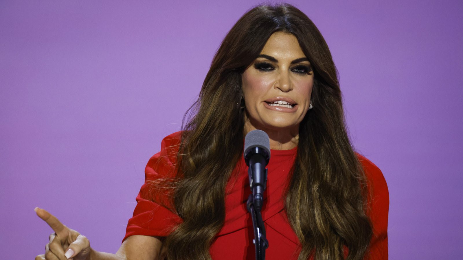 Le look de Kimberly Guilfoyle change complètement lorsqu'elle abandonne ses extensions de cheveux