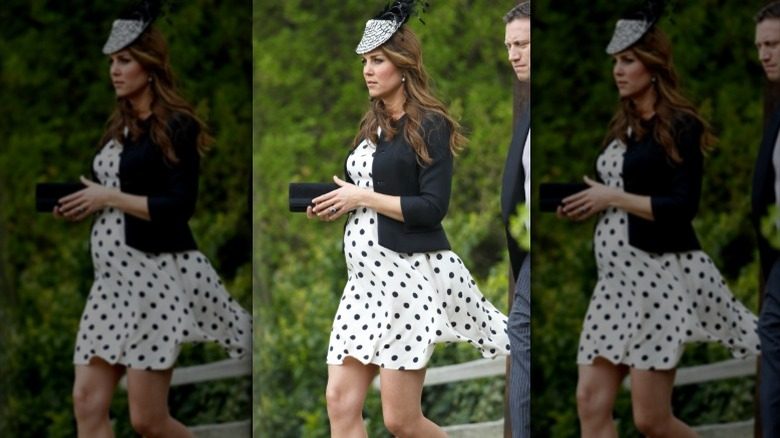 Une Kate Middleton enceinte arrive à un mariage