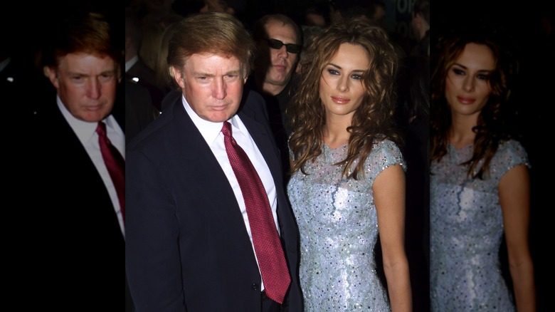 Melania Trump en 2000 avec des cheveux bruns bouclés, posant avec Donald Trump