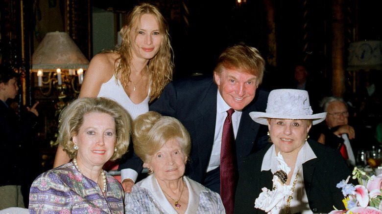 Melania Trump posant avec Donald Trump et sa mère et sa sœur à Mar-a-Lago en 2000