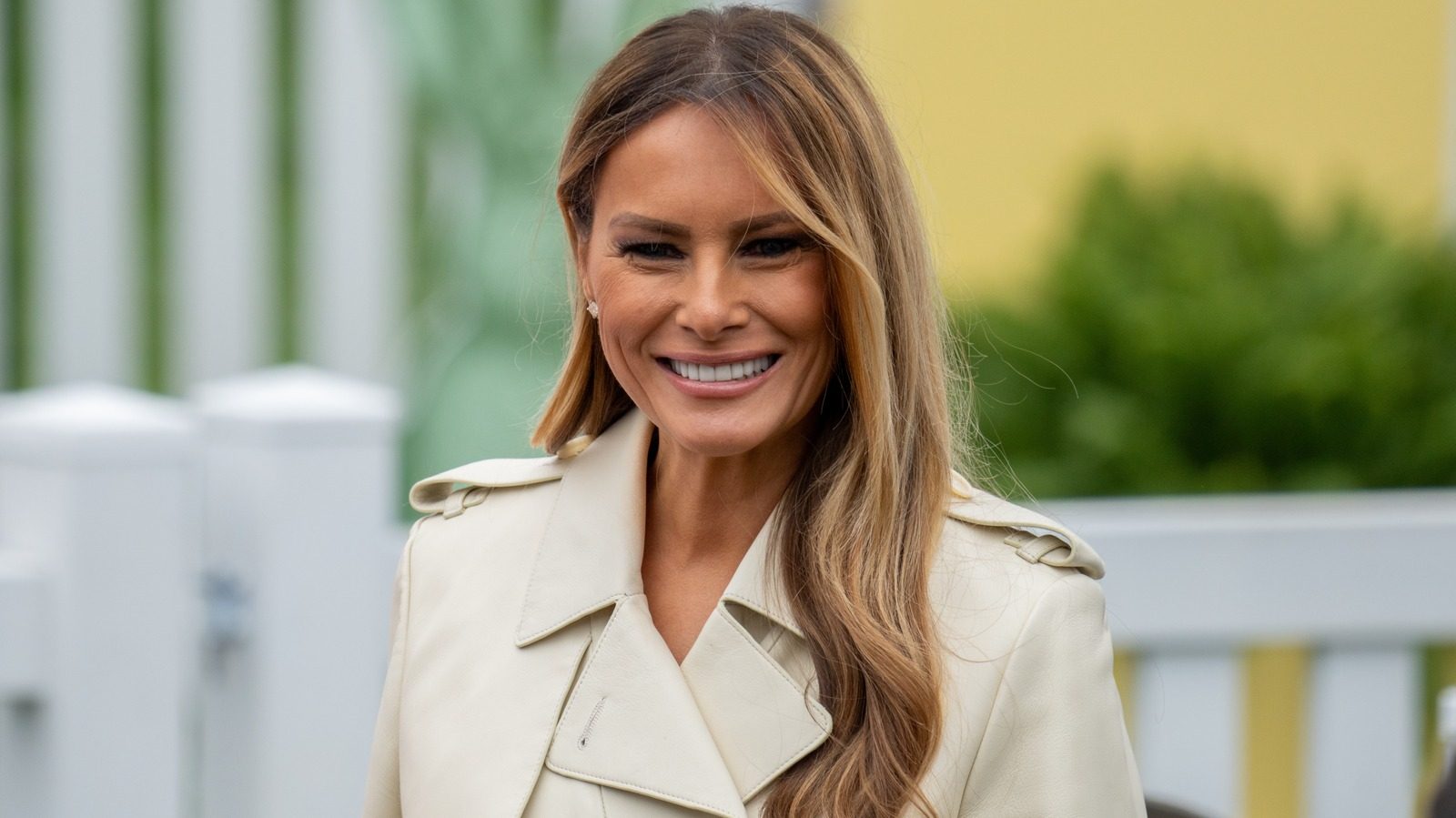 Melania Trump a l'air si différente dans la photo de retour avec des cheveux bouclés