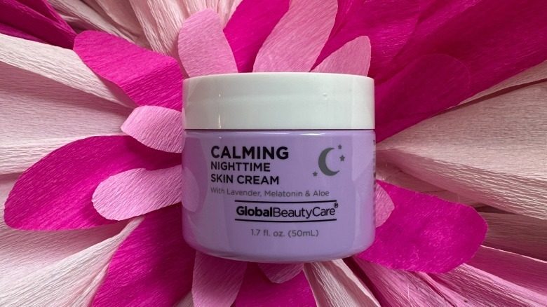 Crème de peau nocturne apaisante de Global Beauty Care sur une toile de fond florale
