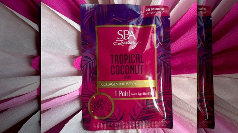 Un masque facial de luxe spa sur une toile de fond florale