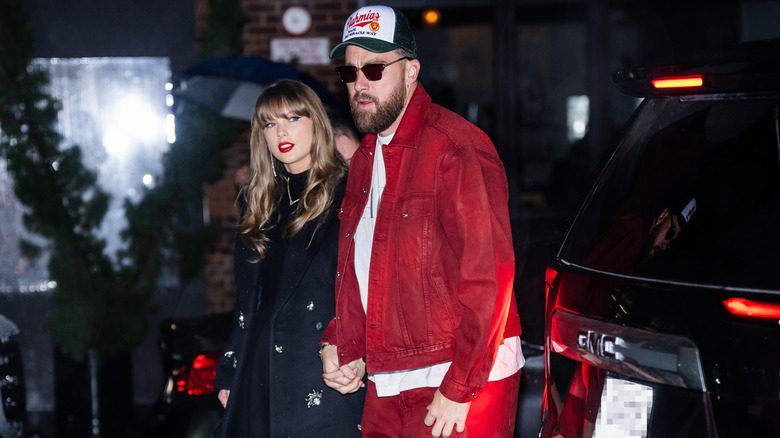 Taylor Swift et Travis Kelce se tenant la main en marchant dans le quartier de la viande