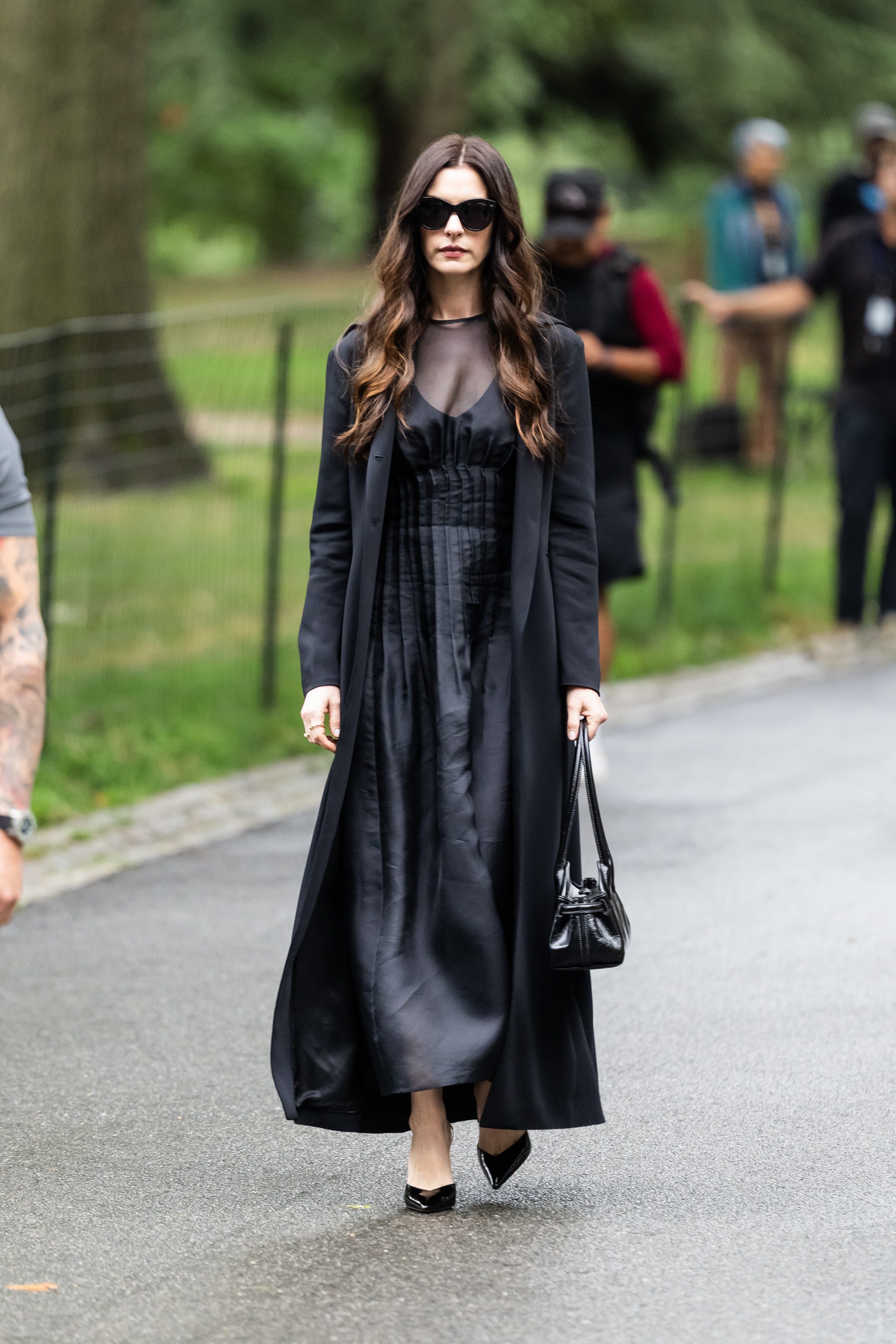 Anne Hathaway avec un look noir total.