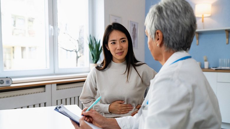 Une femme qui parle à un médecin pendant un examen