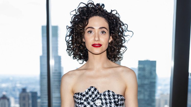 Emmy Rossum portant du rouge à lèvres rouge