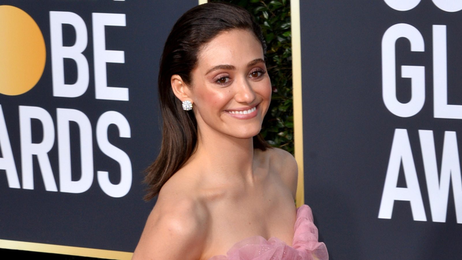 Emmy Rossum a l'air si différent avec ses cheveux naturels